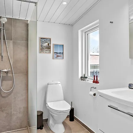 2 Bedroom Awesome In Dom wakacyjny Højslev